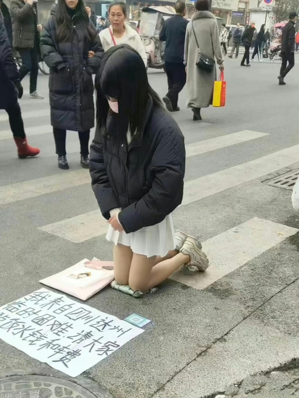这小女孩儿是不是被坏人控制了