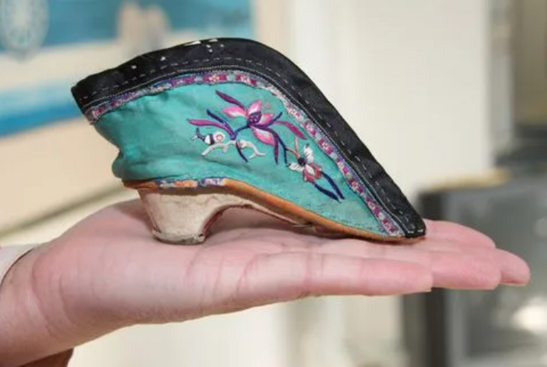 【网店售三寸金莲缠足袜299一双,客服回应:若用户投诉会依规下架】 据