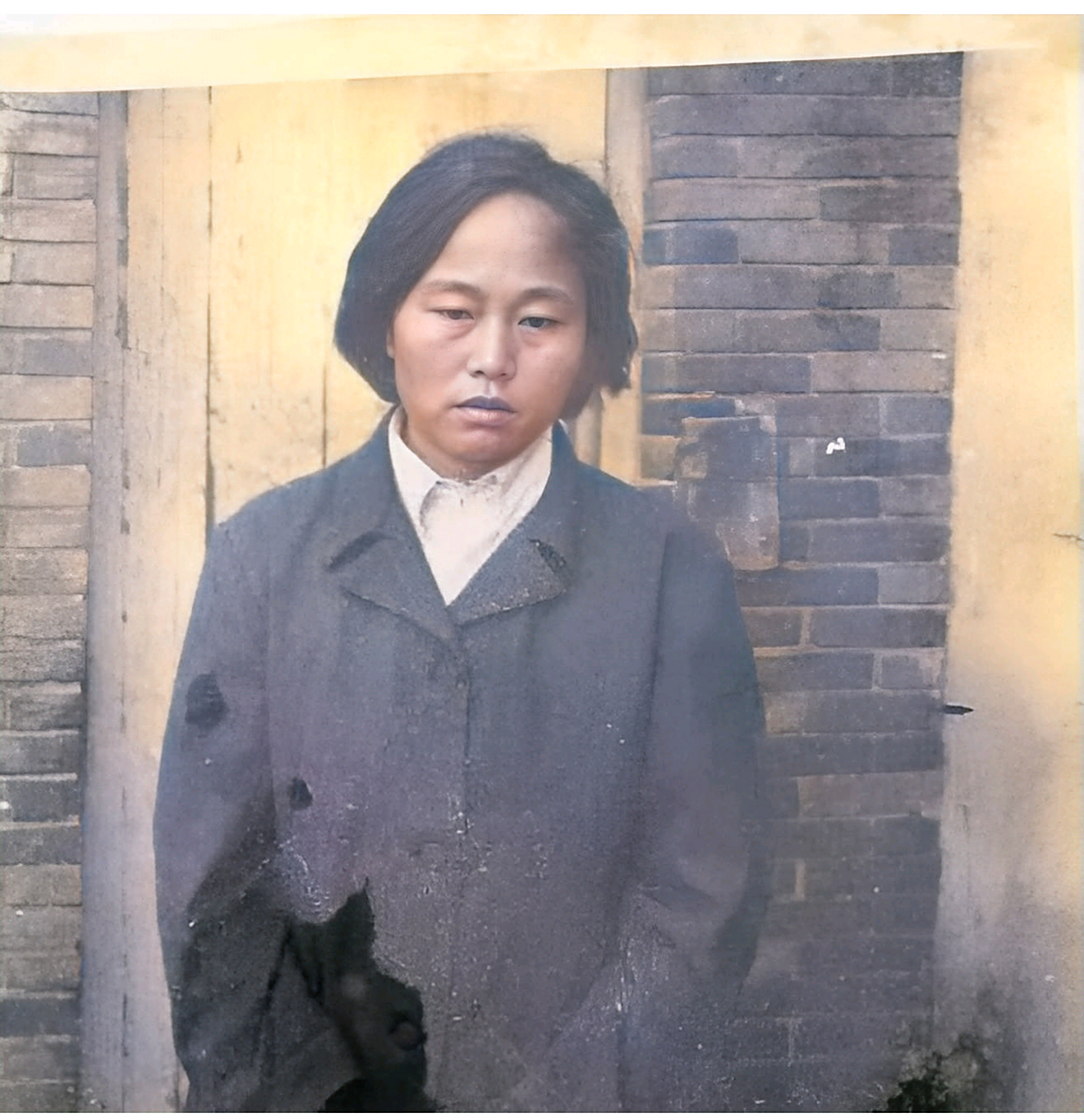 1986年,"女皇帝"晁正坤被捕后的情景,真没想到,画面中这个长相普通