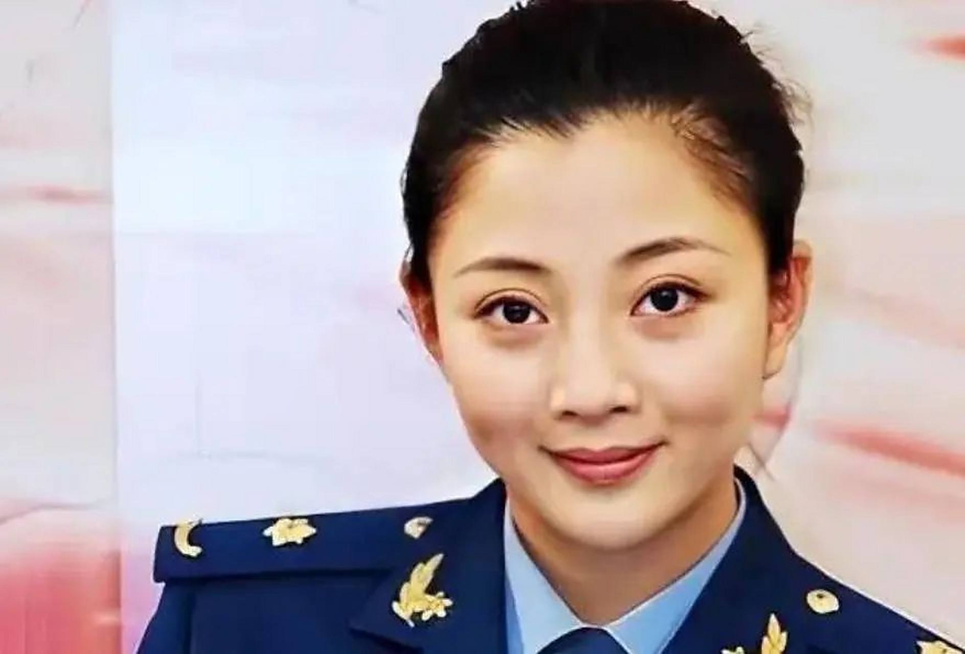 殷桃,毕业于中国解放军艺术学院戏剧系的殷桃,大概是穿军装最有蔚道