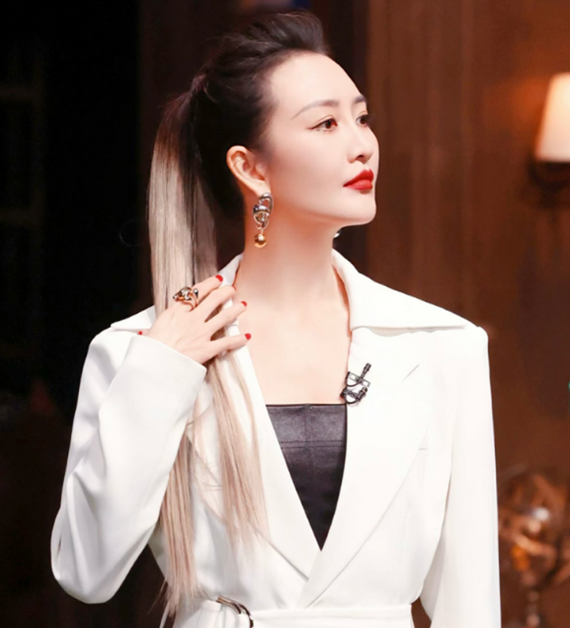 王鸥穿白色西装配了黑色皮裤,这精致感一下子提升了,特别有女人味.