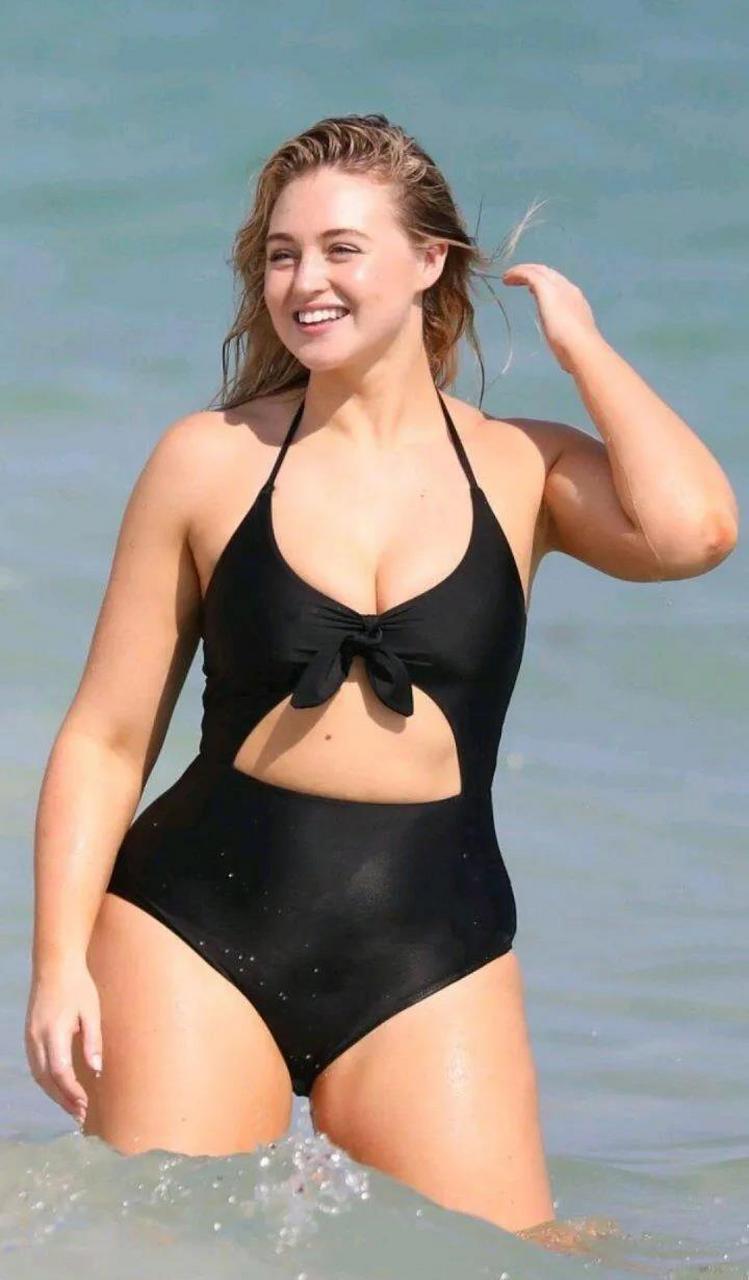 伊斯克拉·劳伦斯iskra lawrence是英国模特,健身爱好者,网络红人.