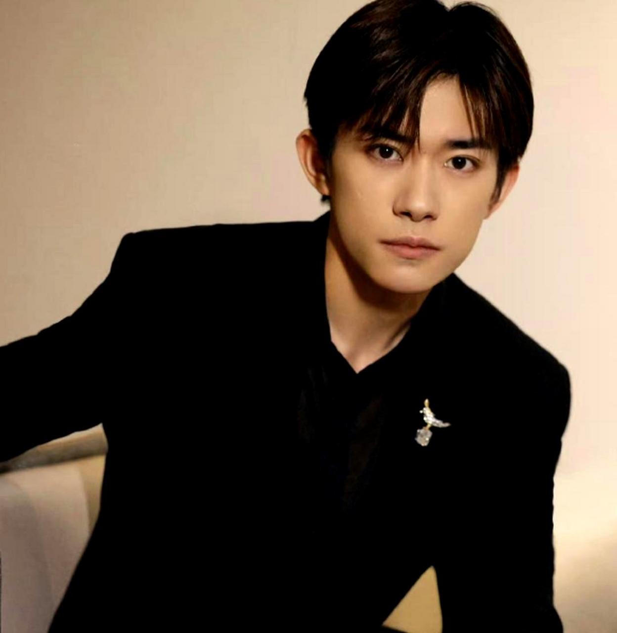 易烊千玺出席珠宝品牌活动,穿着黑色西装,沉稳大气,散发着强大的气场.