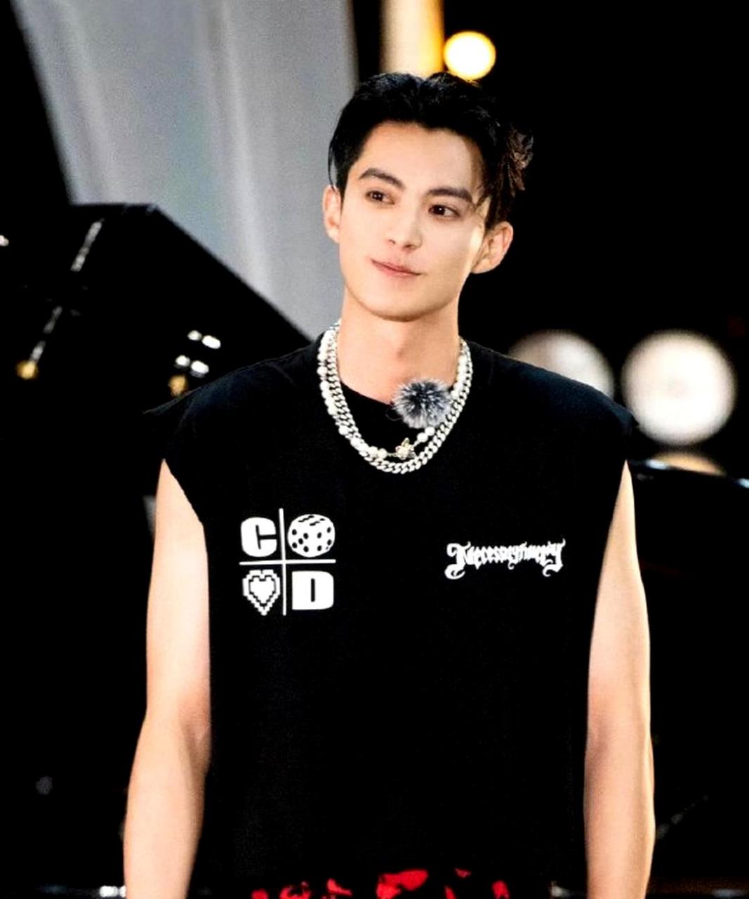 有网友向自己的爸爸发了王鹤棣的照片,声称他是自己的男朋友,但爸爸