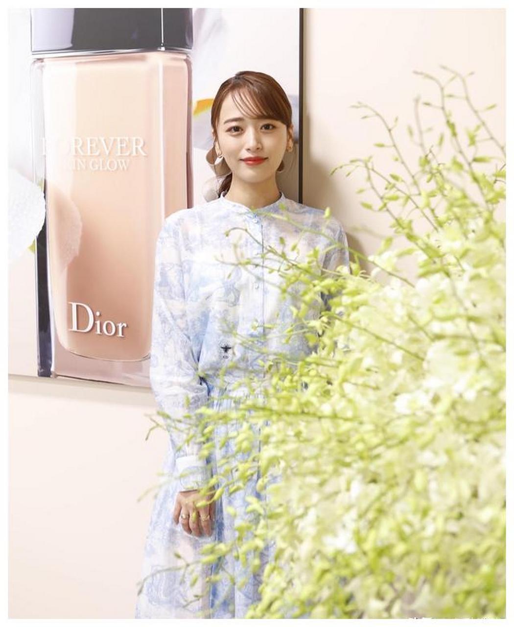 日本女星近藤千寻身穿蓝色印花立领连衣裙清新甜美,尽显女神范