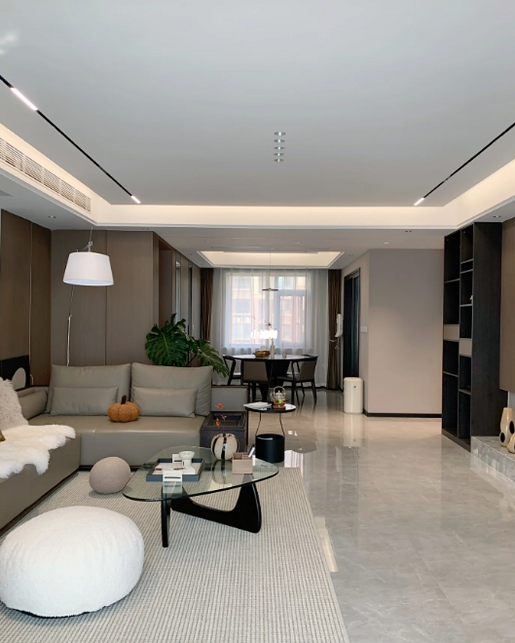 客餐厅地砖通铺显大,沙发背景做的木饰面拼接木隔栅,没有买电视柜,做