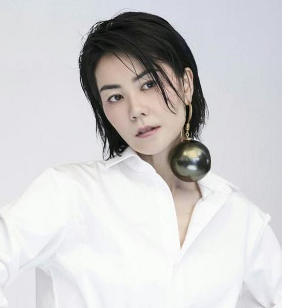 王菲近照曝光,小肚隆起,网友热评"这是怀孕了"