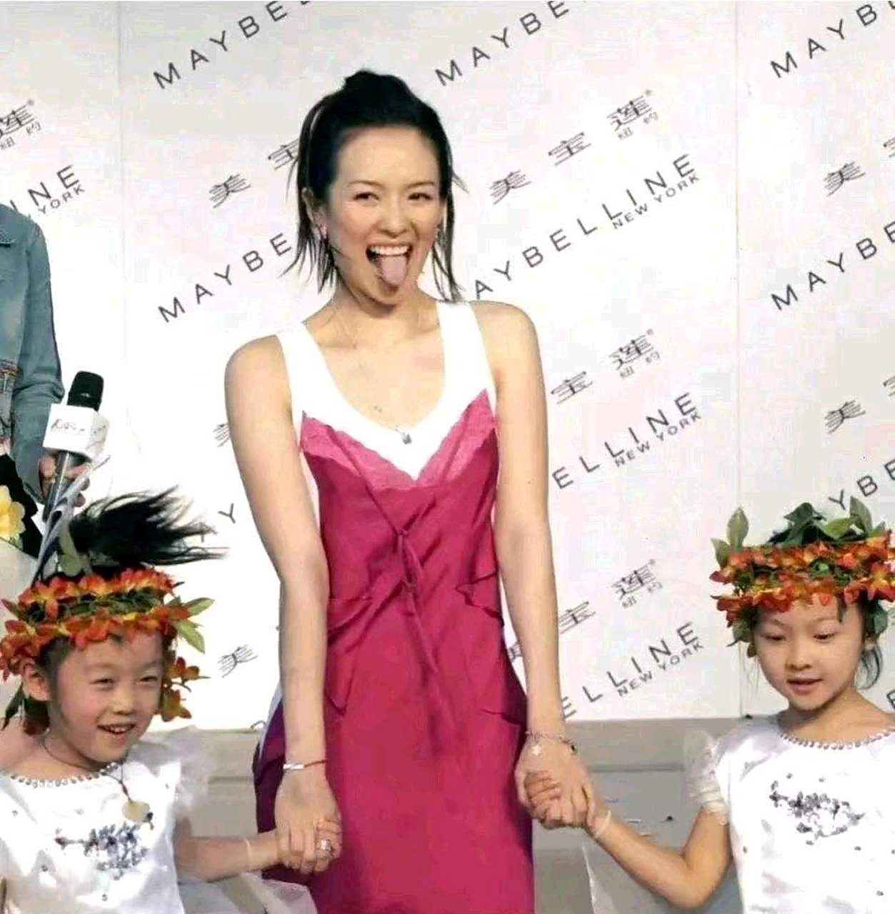 章子怡喜欢吐舌头[嘘]