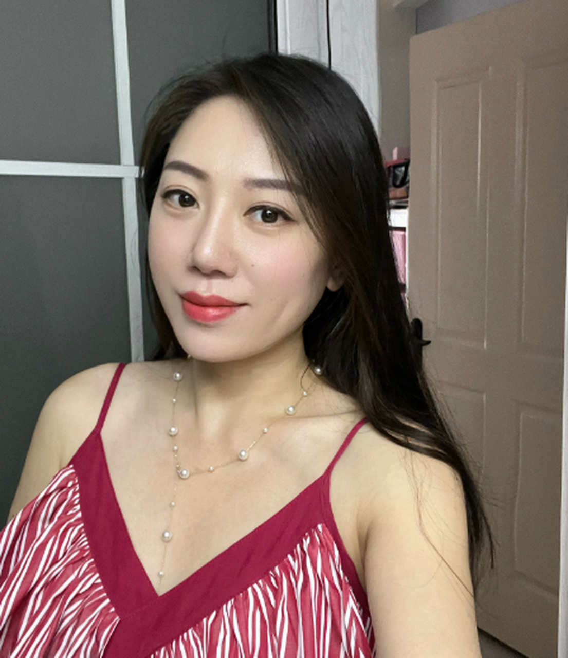 广西40岁大姐的自拍,吊带裙,很温柔的感觉!