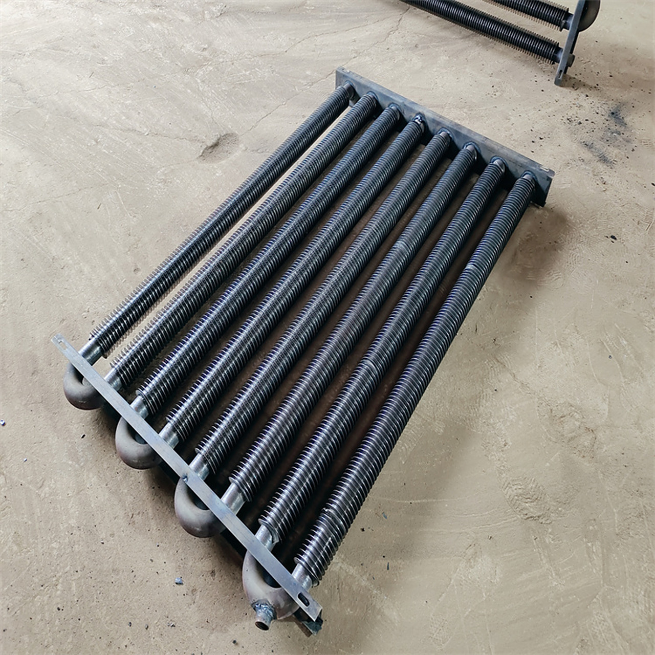 翅片管散热器在热媒上的选择是实施蒸汽专门用的蒸汽散热器,翅片管