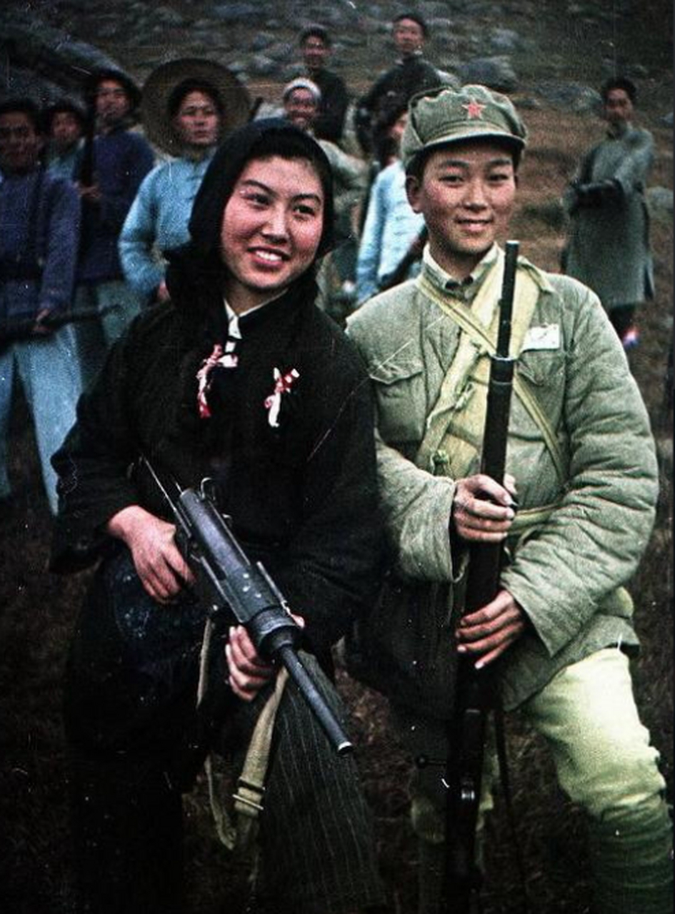1949年,女游击队员和正规部队女战士的合影!