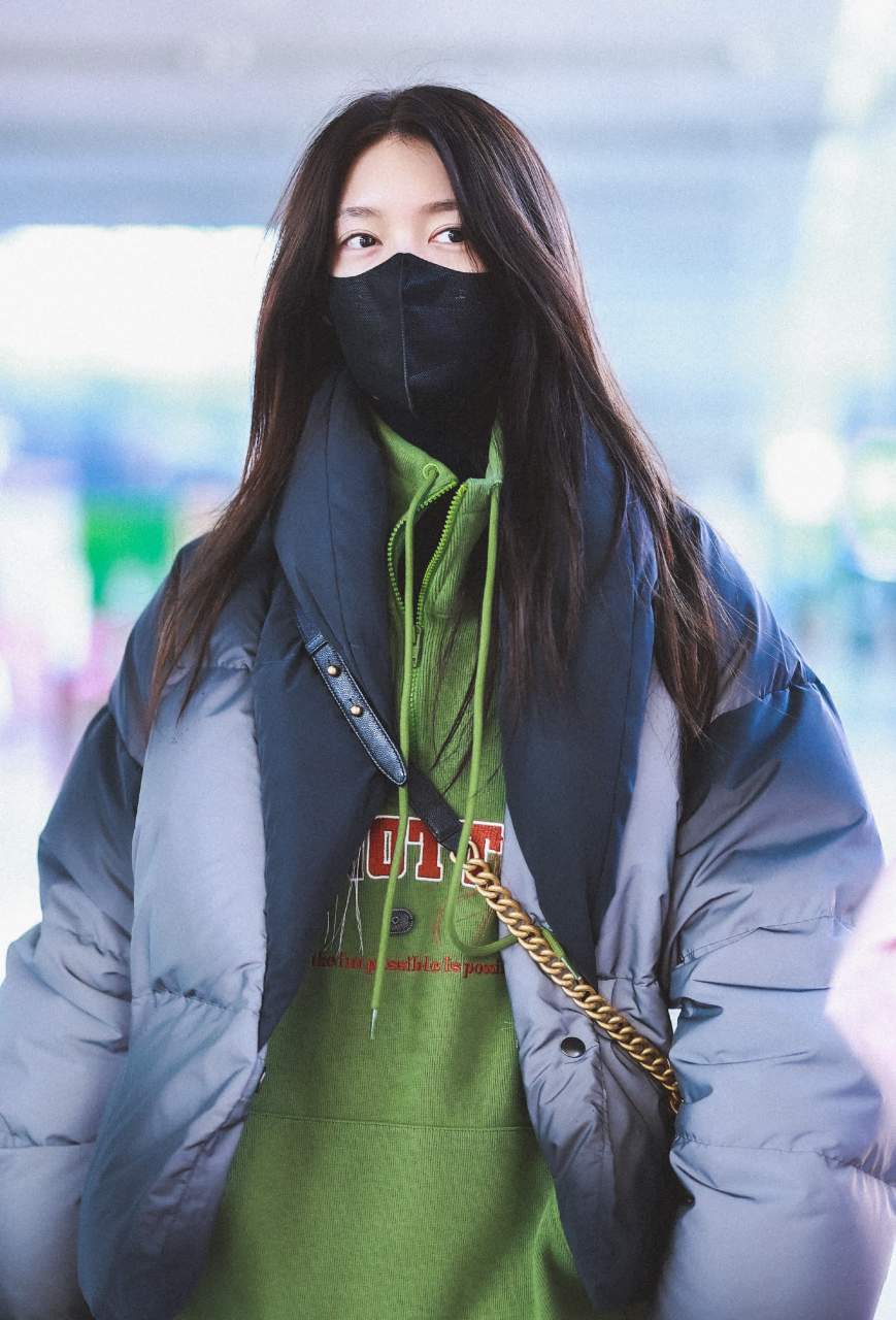 傅菁今天在机场分享了她的私服,身穿渐变色羽绒服搭配休闲运动套装