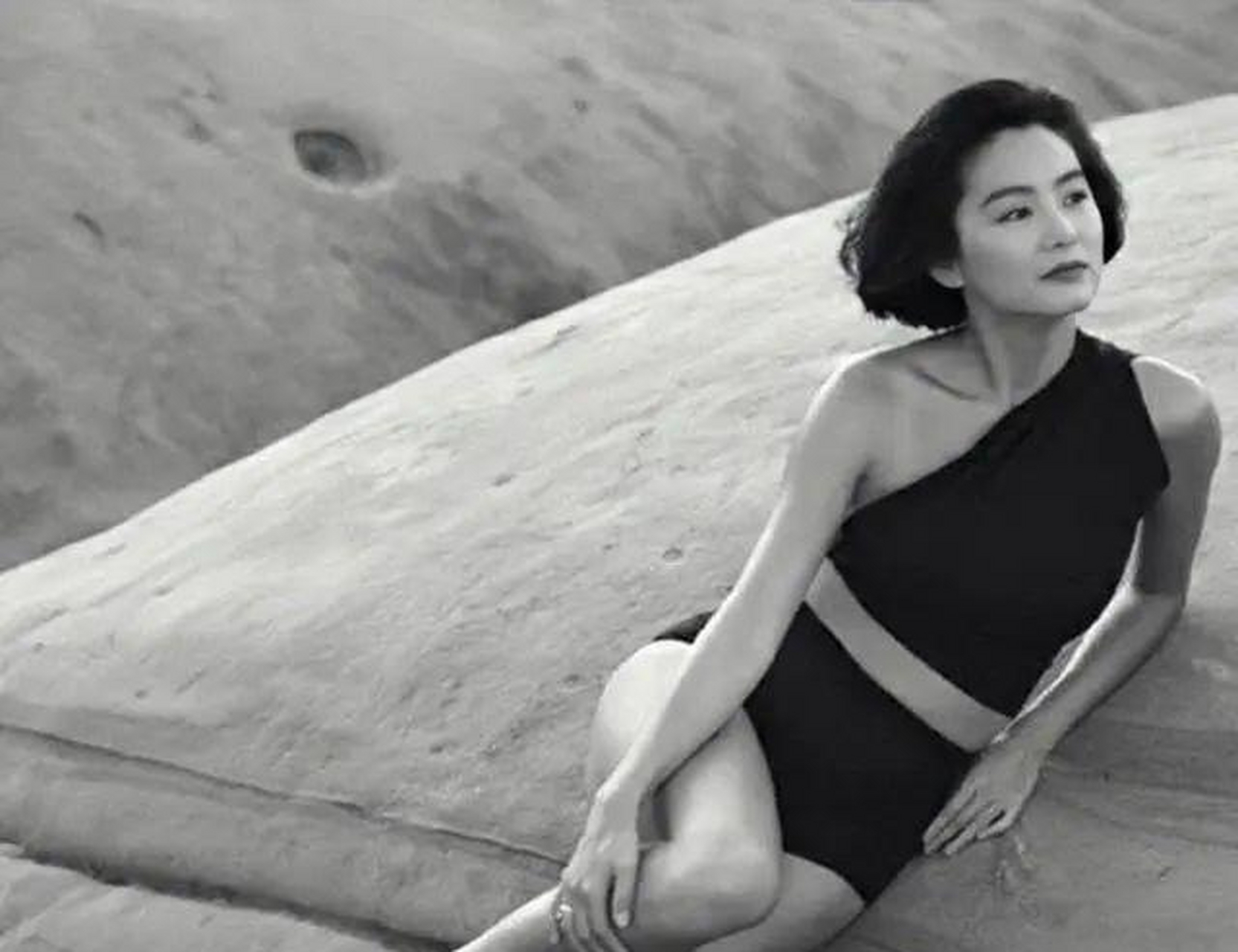 林青霞越老越有味道!穿小黑裙开叉到大腿根太惊艳,老年发福难掩骨子美