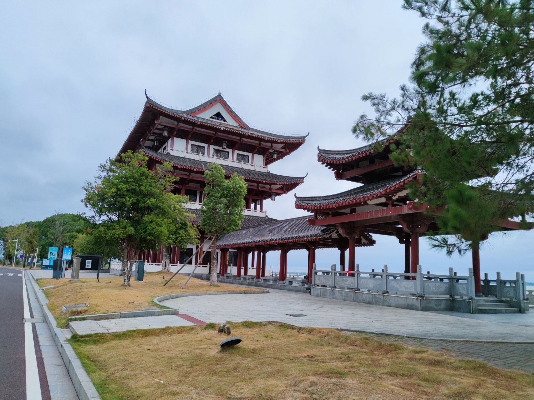 我驱车170公里抵达常德柳叶湖,顺便去看了下大名鼎鼎的司马楼,这个楼