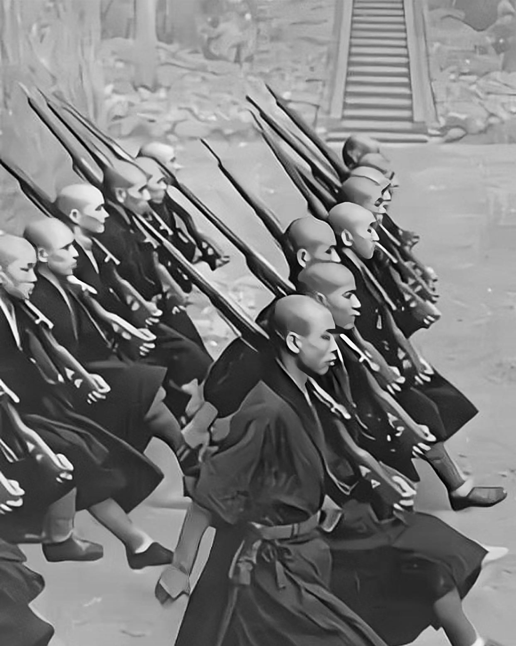 1940年,抗战时期,一群穿着普通衣服的僧人正在进行排队训练.这些人被