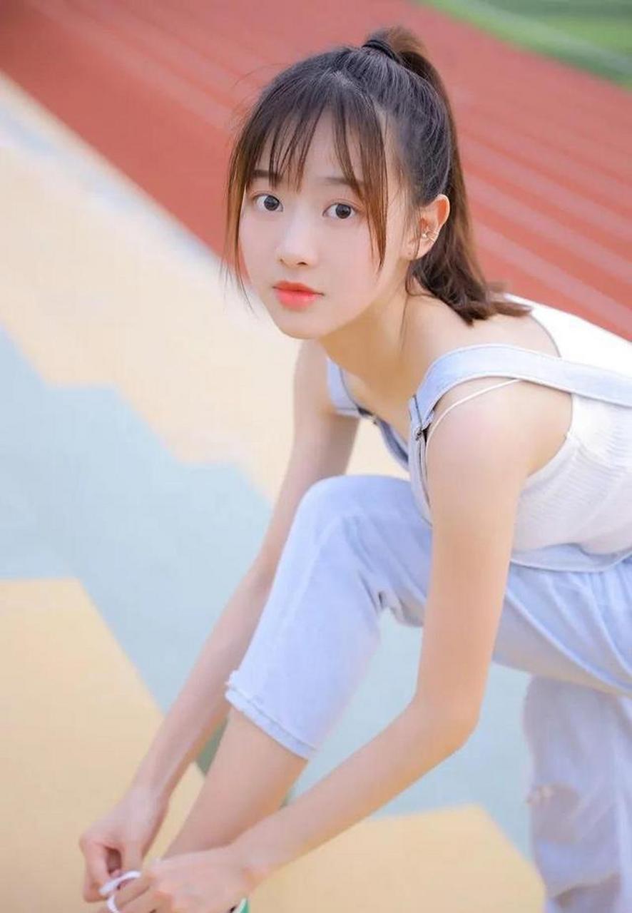 单马尾女孩牛仔背带裤室外写真