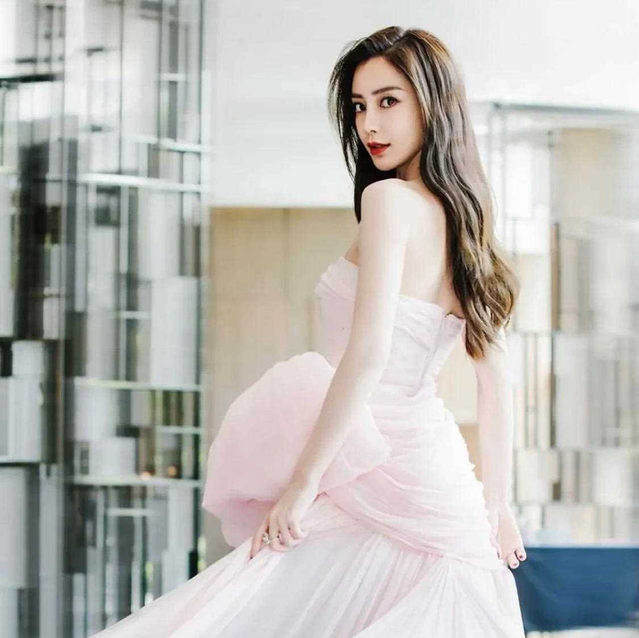 angelababy 杨颖出席某品牌活动,身穿粉色的仙女纱裙出镜,这一组大片