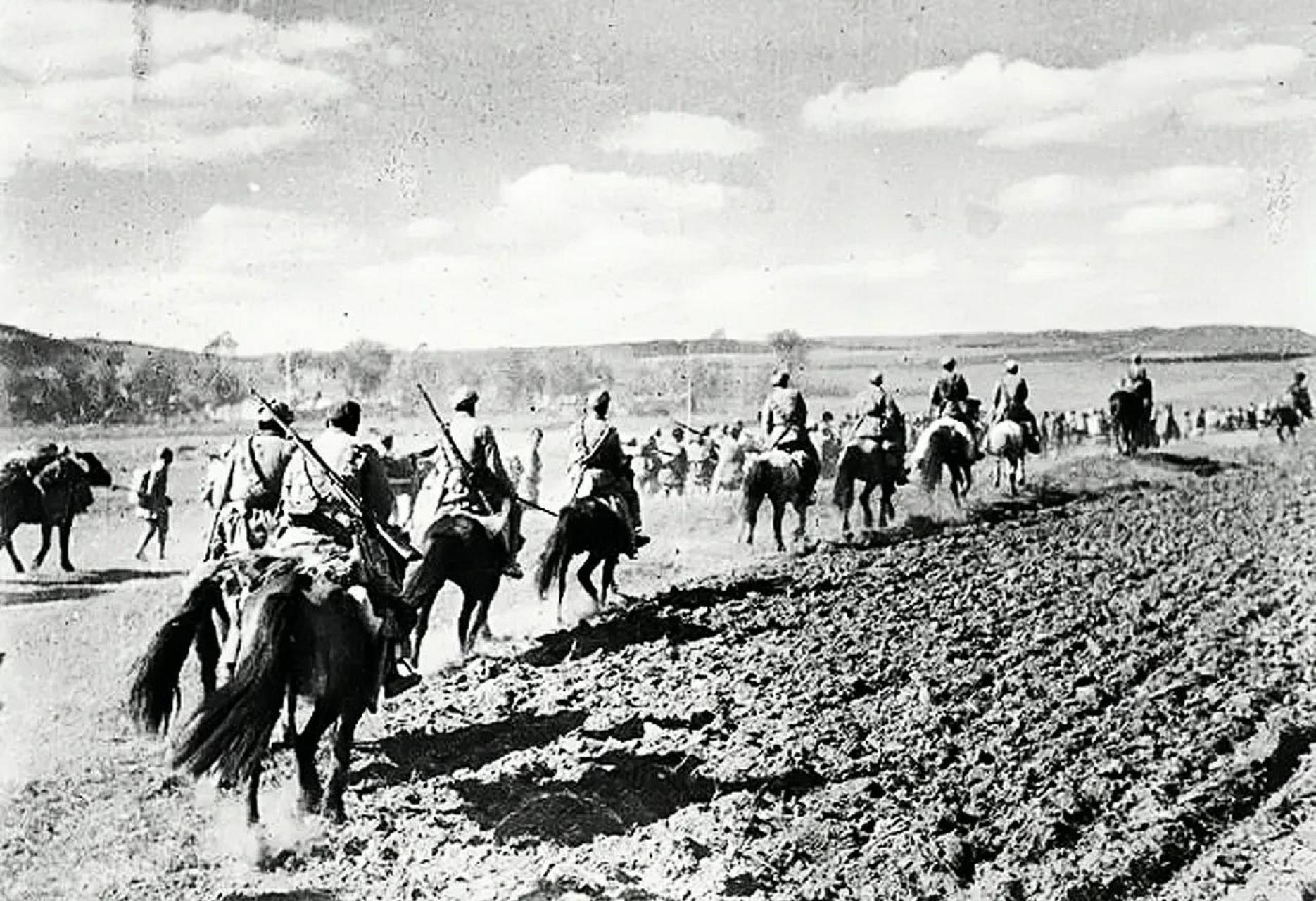 【老照片:1945年绥远战役中的晋察冀八路军 1945年10月,为反击