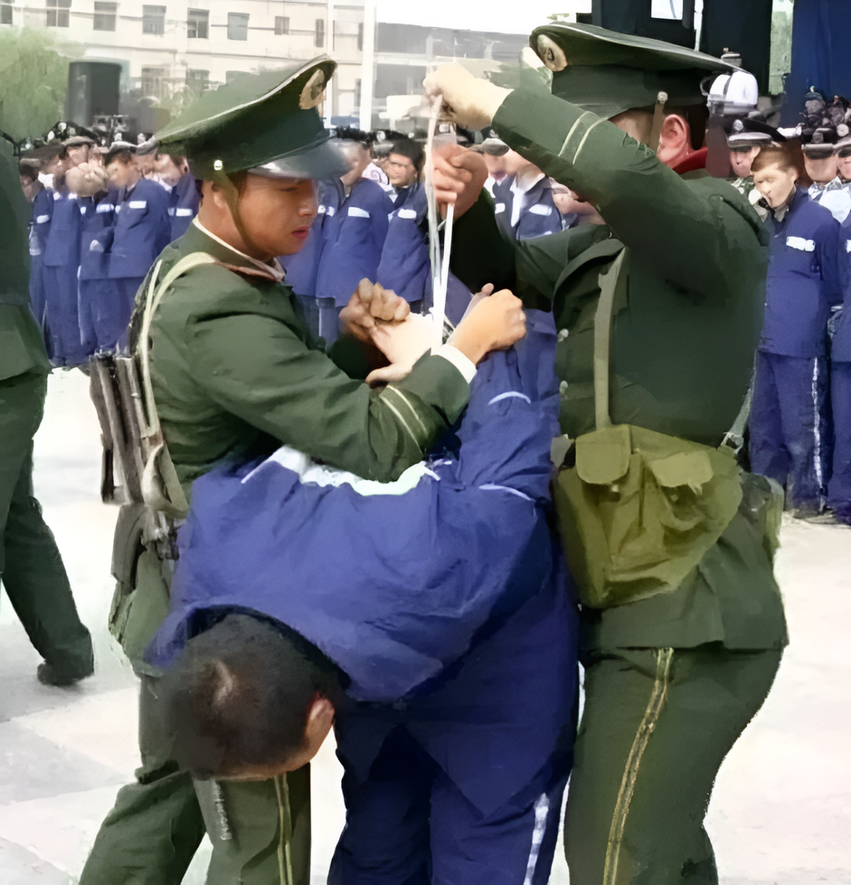 70,80年代,两名武警正在给一名犯人绑"鸡翅"!