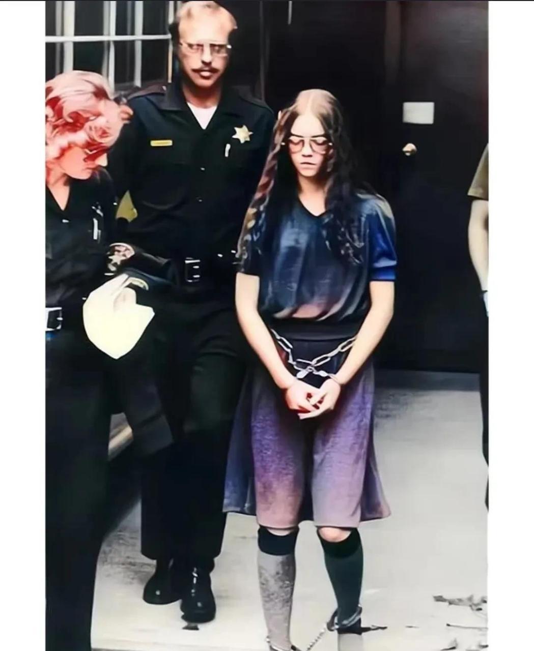 1979年1月,美国加州圣地亚哥,16岁的高中生布伦达·斯宾塞对着小学生