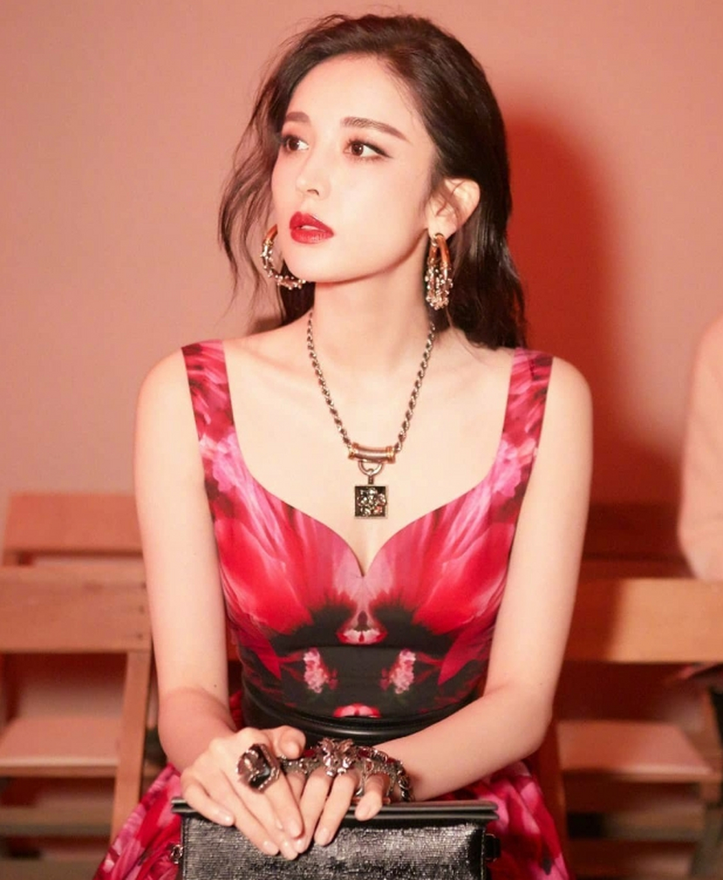 五官精致,千娇百媚的#古力娜扎# 肤白貌美的容颜,性感妖娆的身材,窈窕