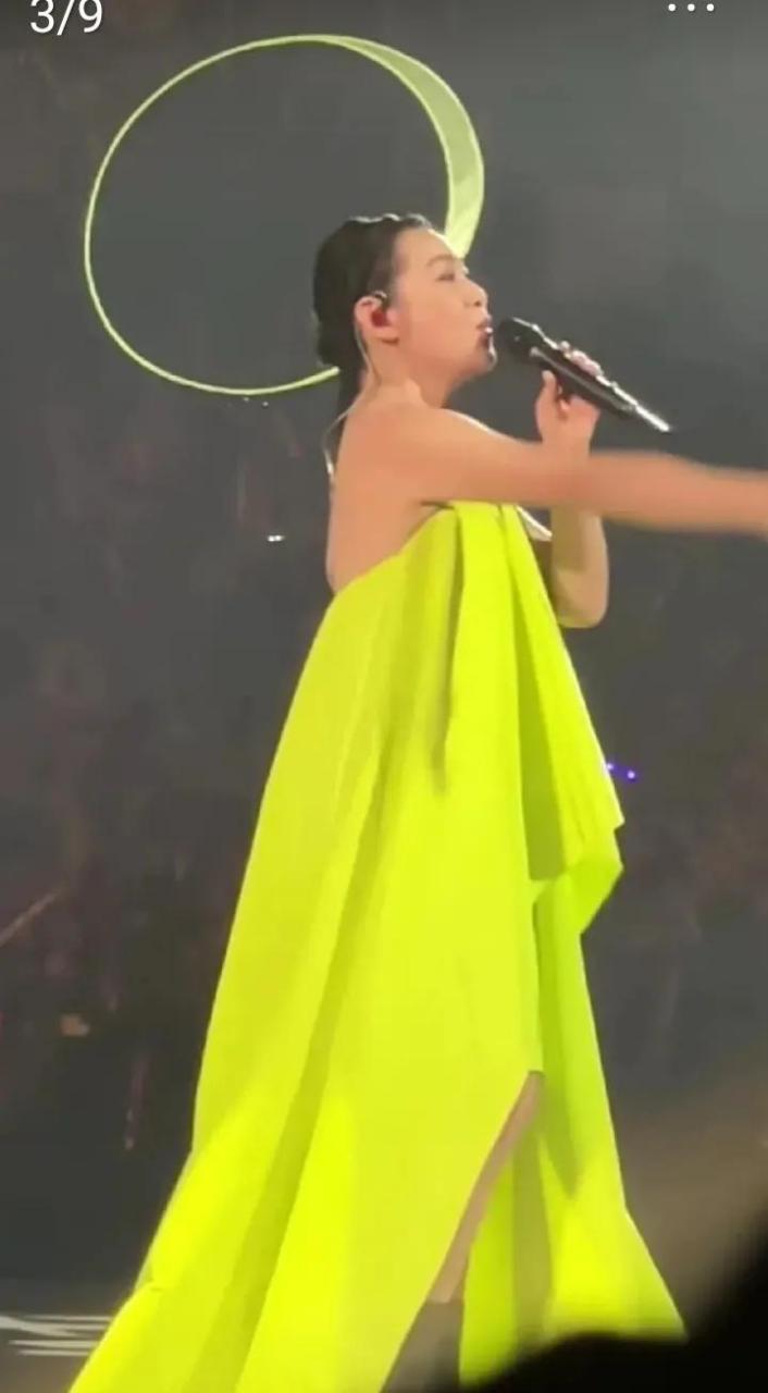 第一眼看成了郭德纲穿女装,还有点像郑欣宜,这也太胖了吧?