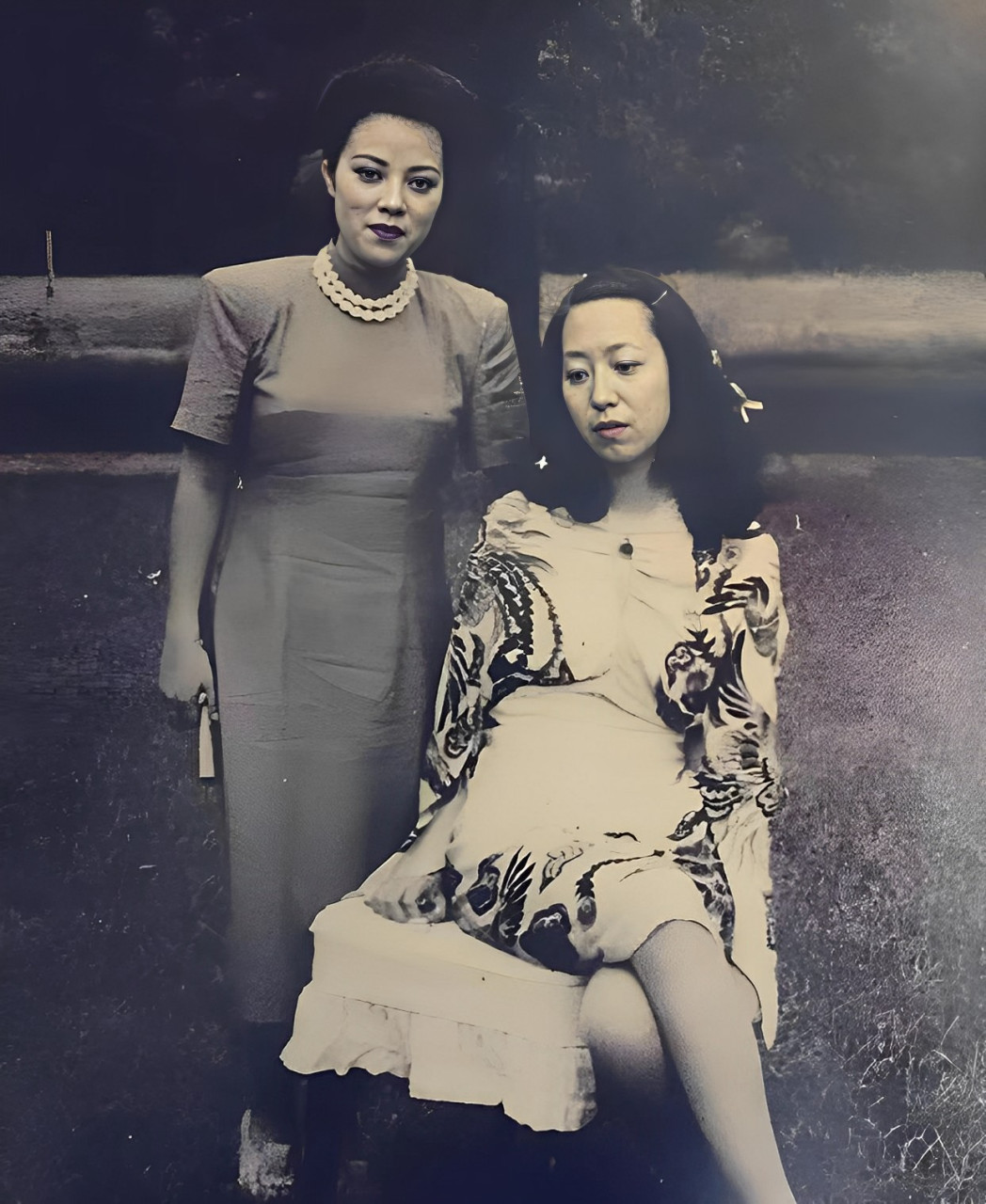 二十多岁的张爱玲正在洗澡,母亲推开门,抓住她的胳膊,开始仔细检查她