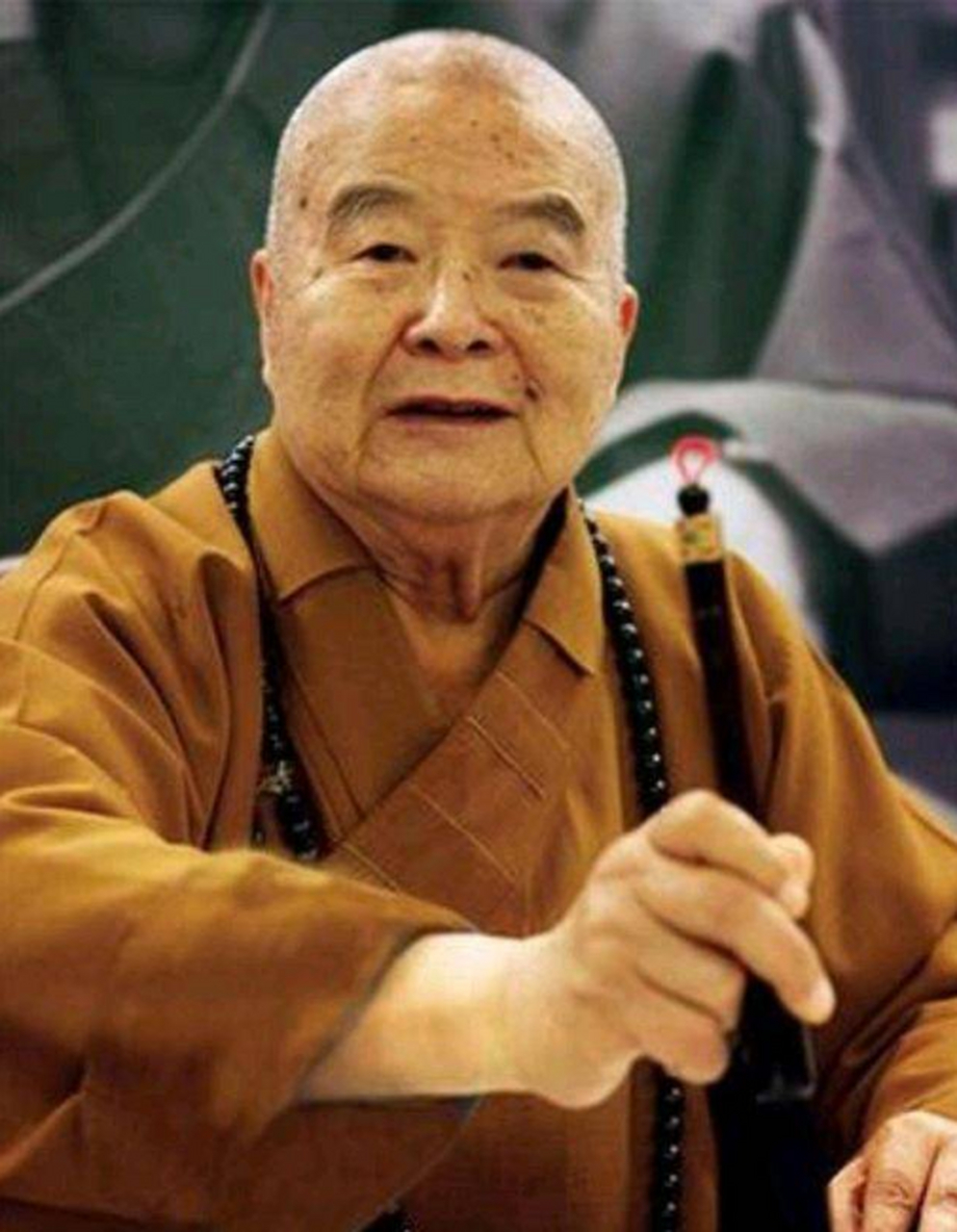 一次,杨澜问星云大师:以前都是佛度有缘人,现在都是佛度有"钱"人,您