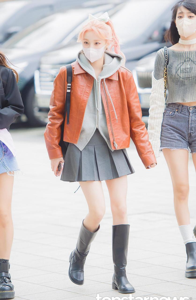 宋雨琦上班穿搭,廓形拉链牛皮夹克内搭灰色字母印花连帽长袖短卫衣