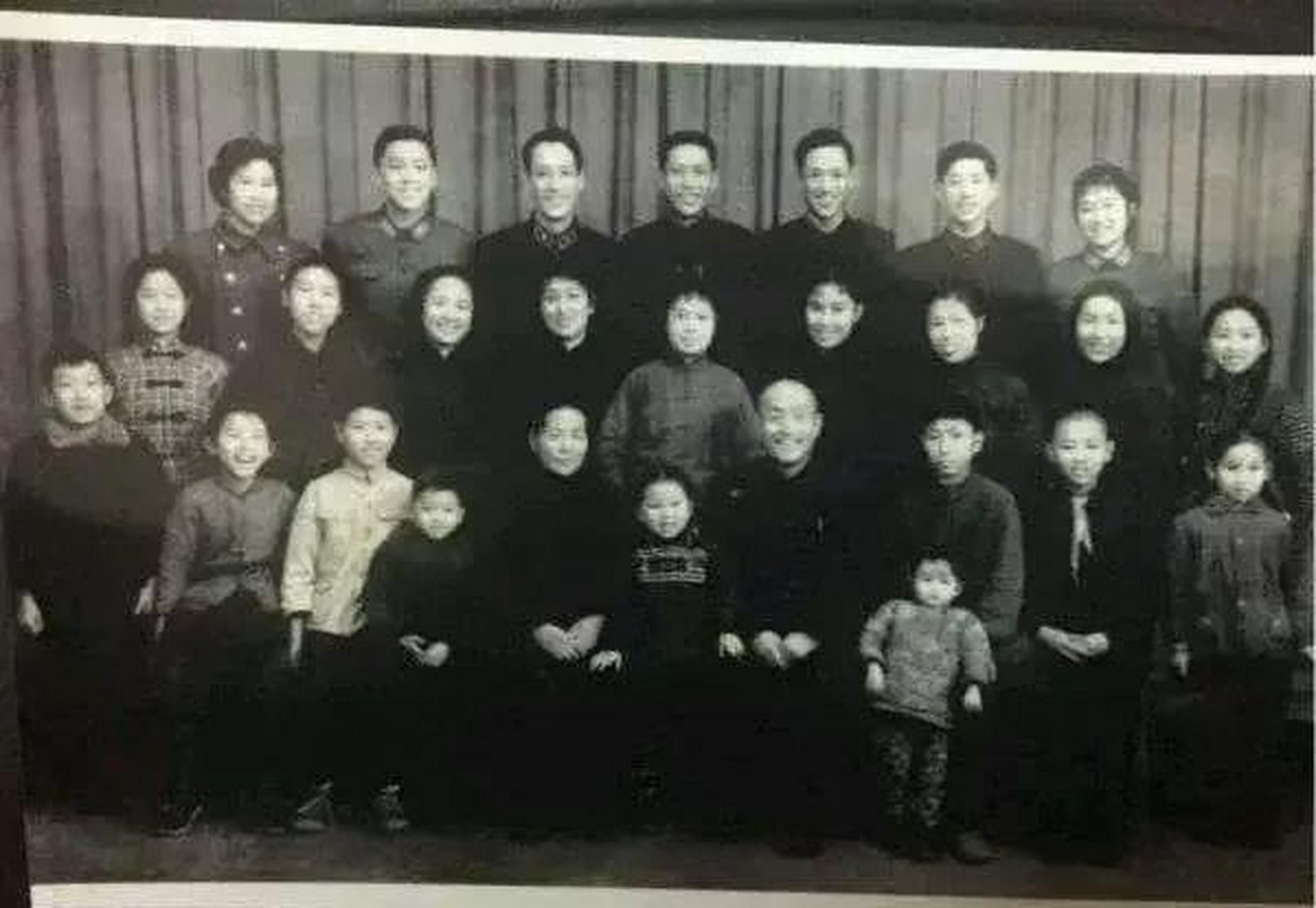 常氏相声鼻祖常连安有两位夫人,大夫人人称"瘦奶奶"叫田英,田夫人生下