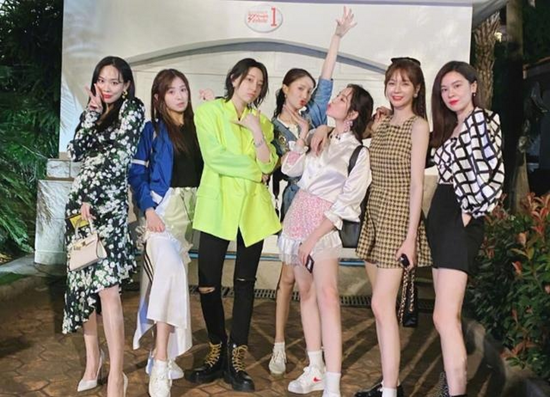 之前孟佳,金晨和张含韵三个人组合还被人戏称为"佳有儿女"组合,毕竟