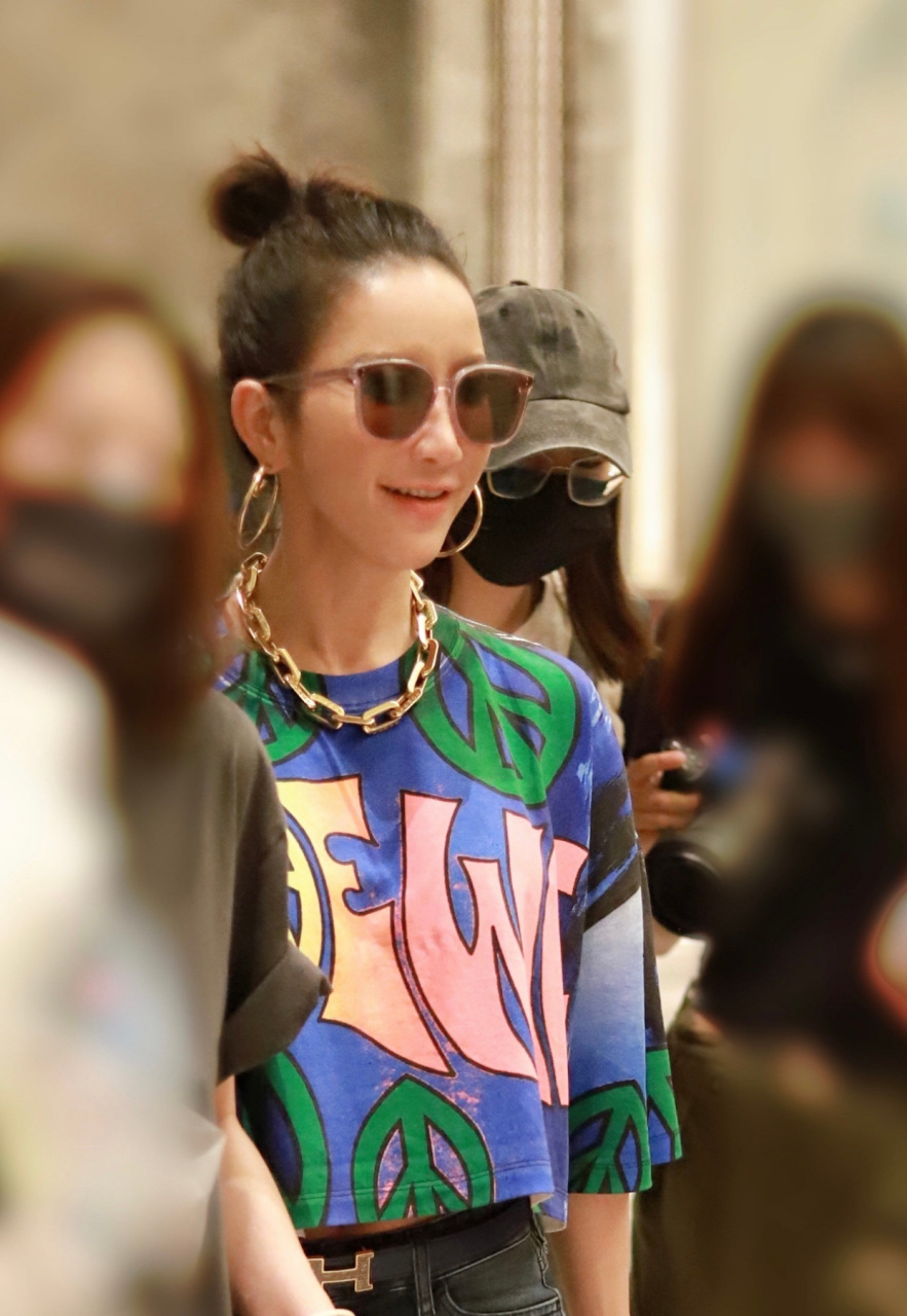 李玟去录制央视七夕晚会,李玟上身穿字母装,下身搭配黑色牛仔裤,看