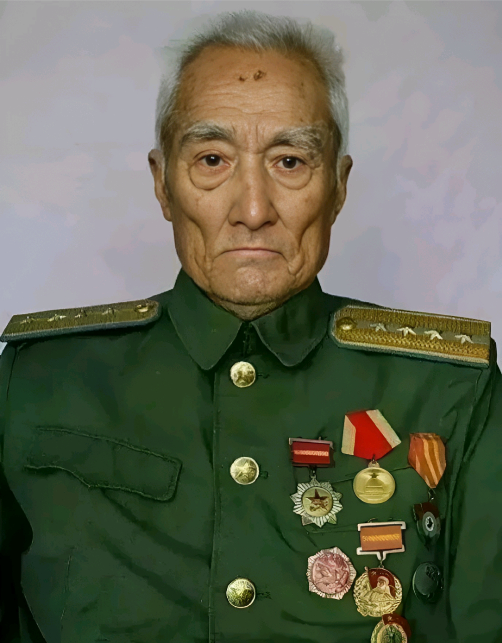 了不起的战斗英雄肖万世,拍摄照片时,已经是一位近百岁的老寿星.