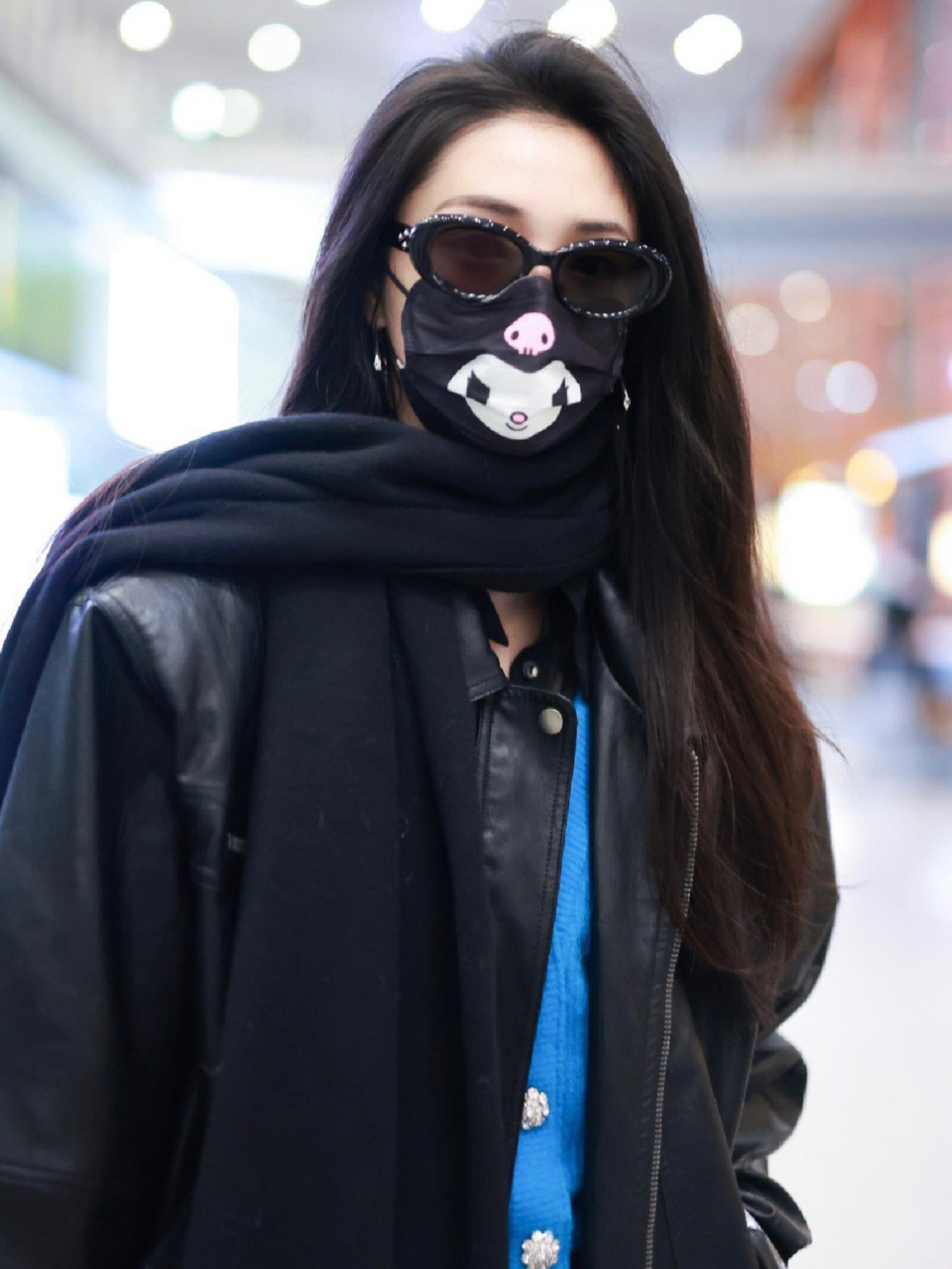 周洁琼机场穿搭来啦,一身黑色简直酷b啦