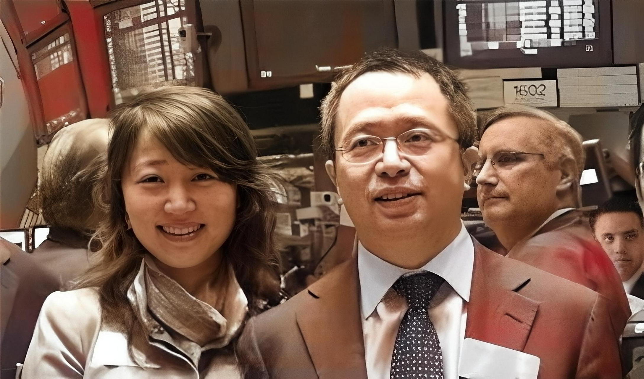 周鸿祎和他的妻子胡欢夫妇在年轻时的那时候山 雾中守望相助,为事业