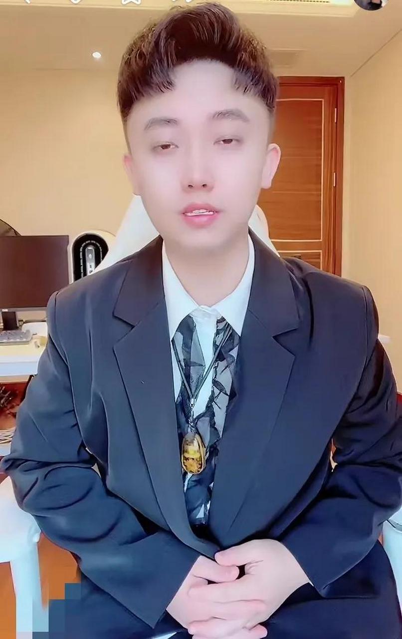 四川可乐最近晒出新年视频,视频中的他完全认不出来,满脸的皱纹和沧桑