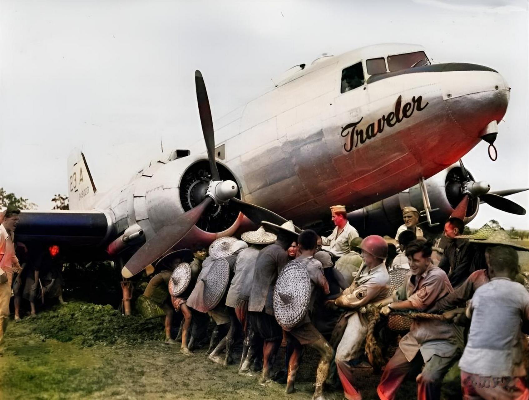 二战期间,一架c-47型运输机陷入一个充满泥浆的炸弹坑中.