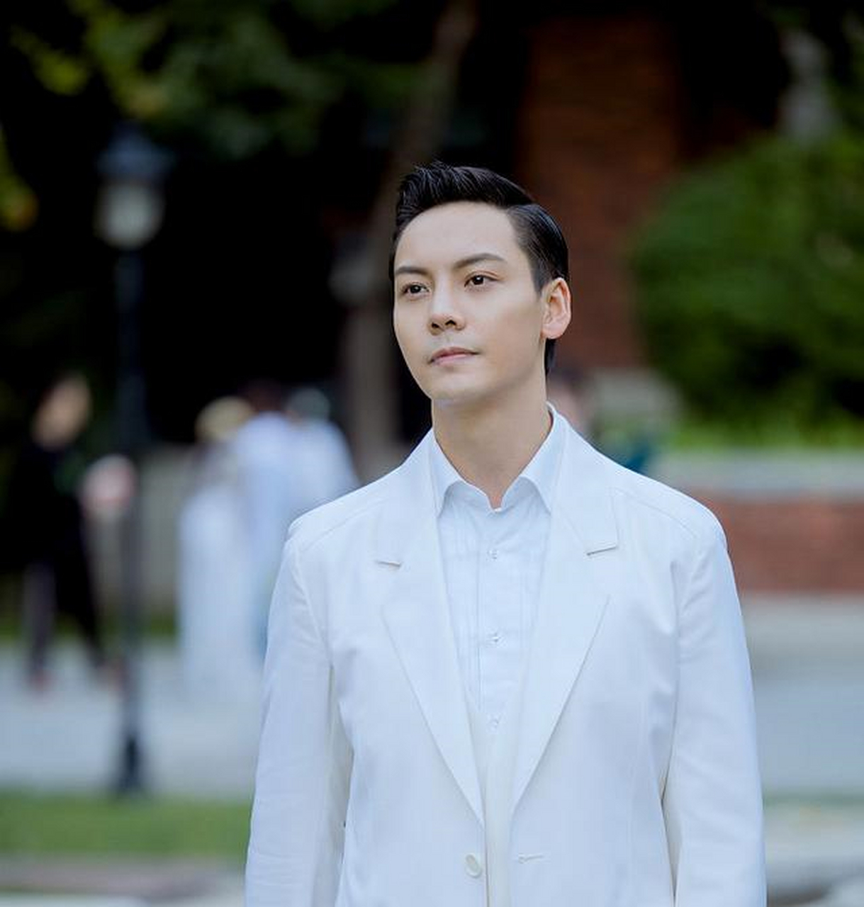 陈伟霆纯白色西服套装简约清爽 倒影大片映衬身形氛围感十足[黄牌]