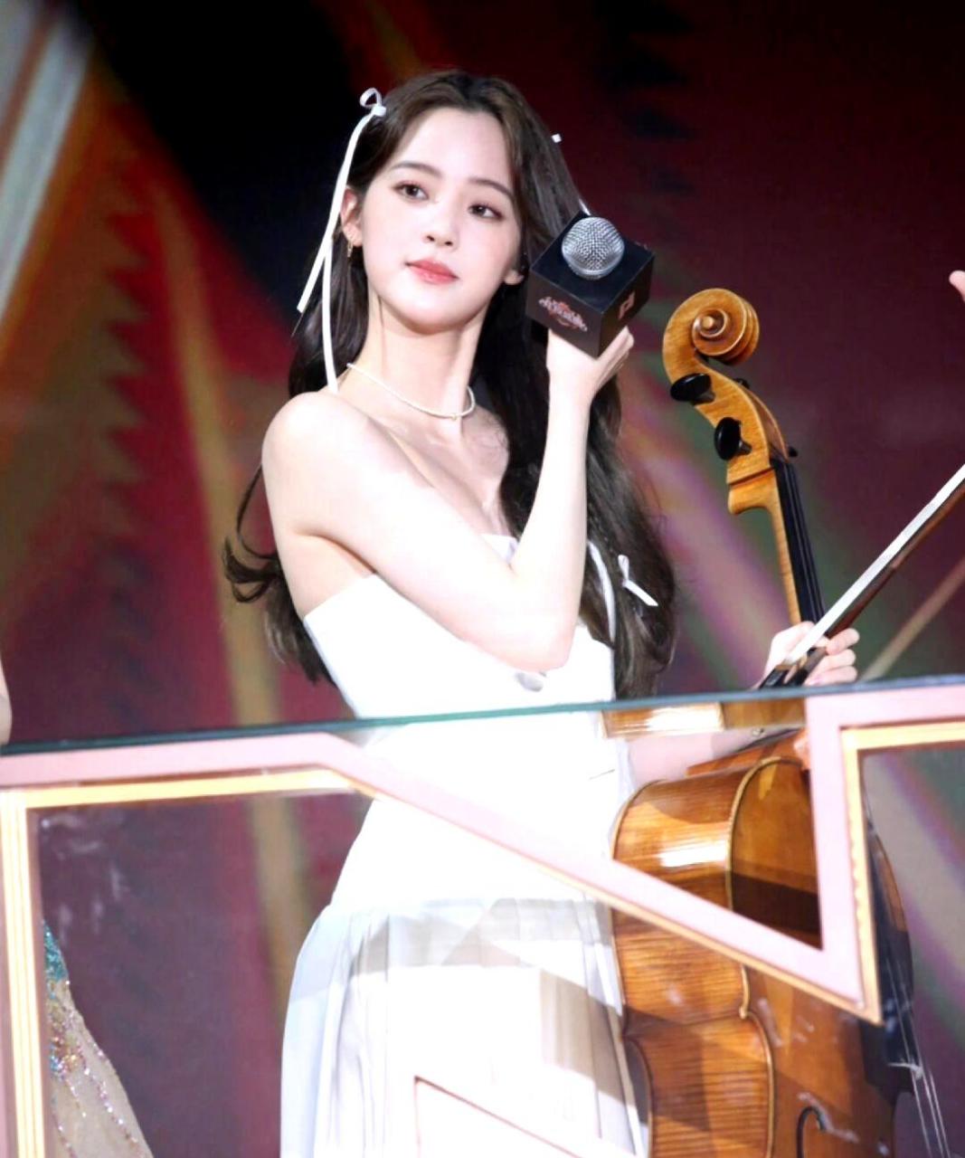 欧阳娜娜有着十足的大提琴气质,应该专注于拉琴,不要随意涉足演戏领域
