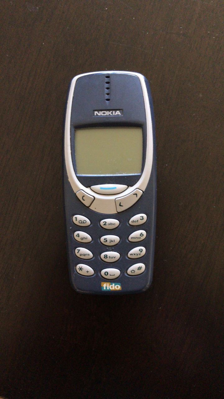 诺基亚3310,20多年前的手机,当年印象最深刻的是这手机经常掉地上,掉