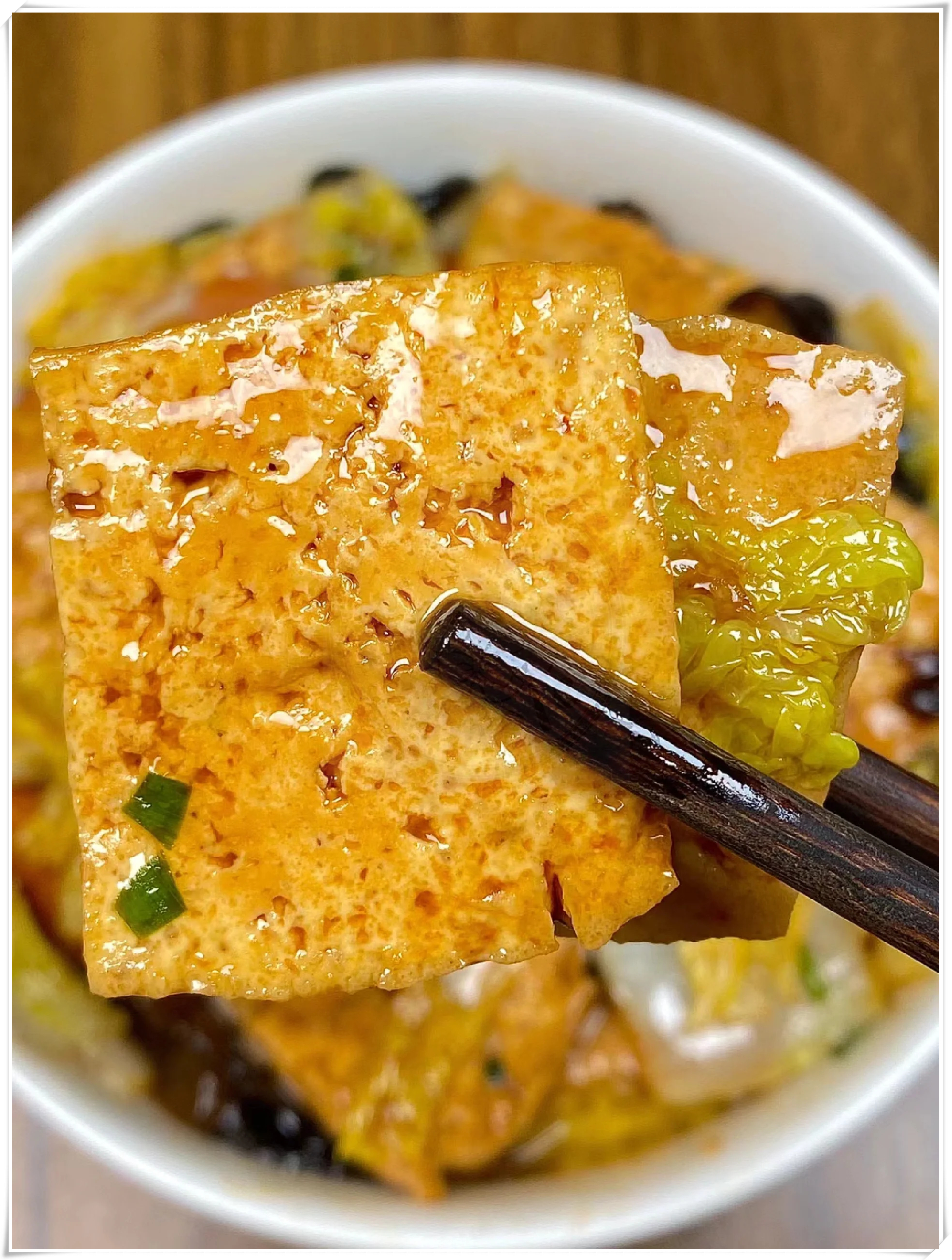 热腾腾的美食香气是时候做一道火腿白菜豆腐煲啦这道菜不仅色香味俱佳