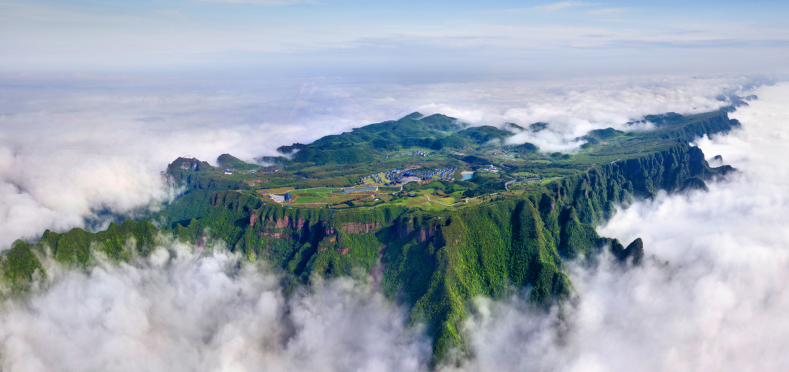 在重庆秀山,就有一个宝藏纳凉地,川河盖旅游度假区.