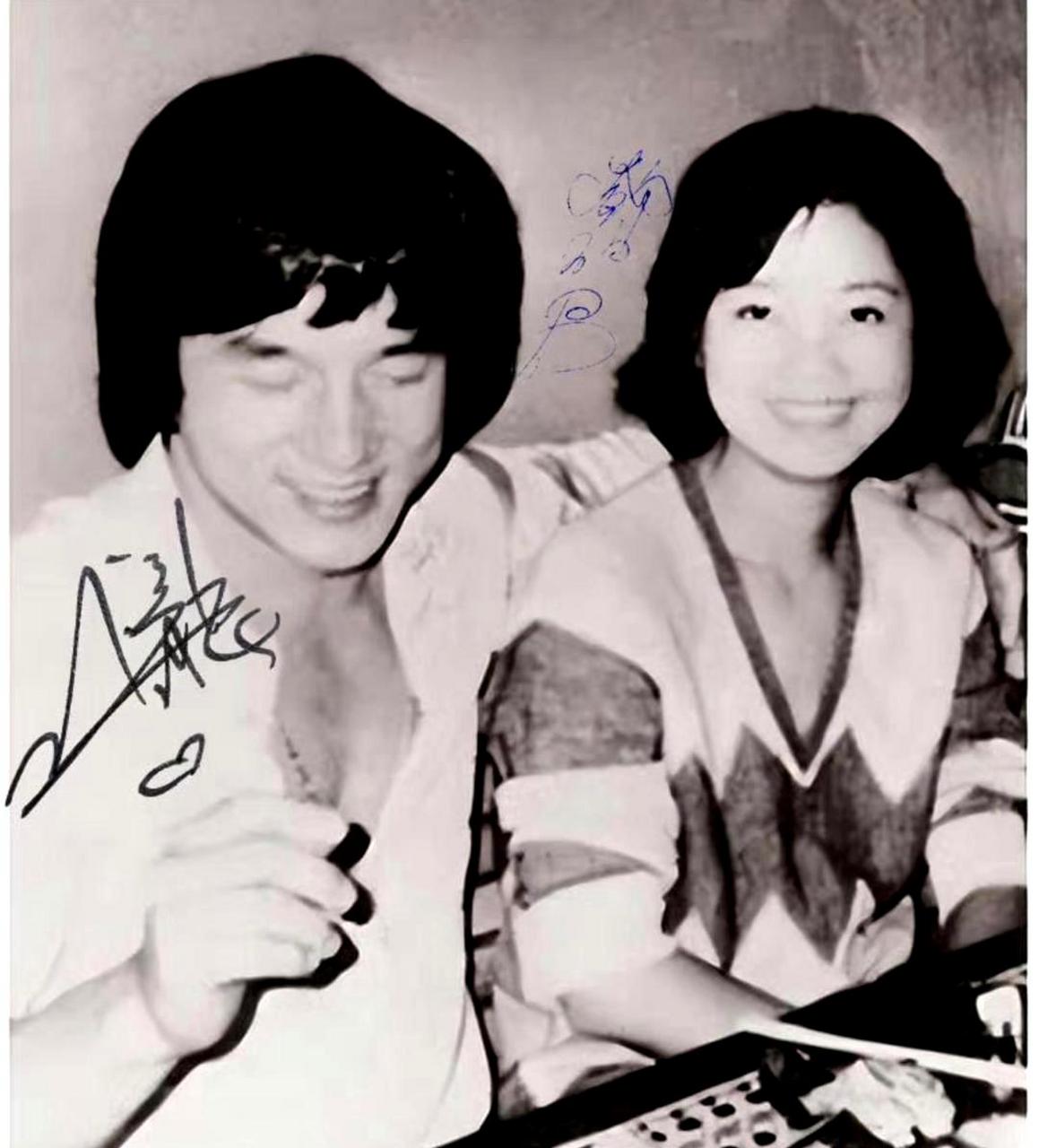 邓丽君和成龙的旧照.