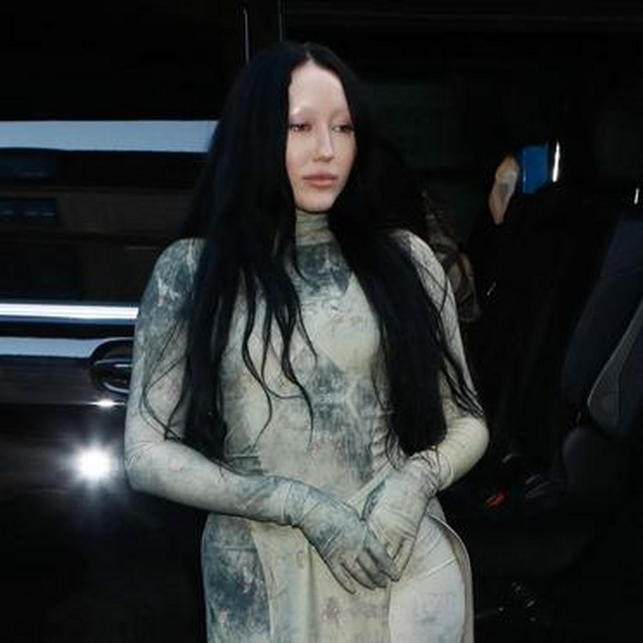 无眉妆配上这身颓废的末日风,诺雅·赛勒斯这身造型一般人真驾驭不来