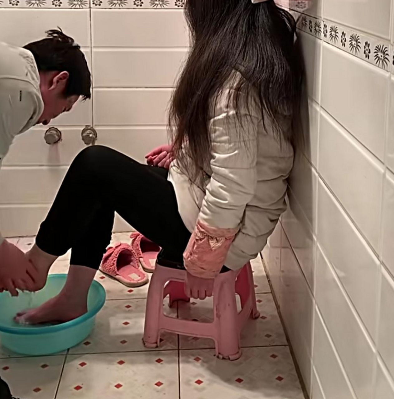 这才是五好男人的典范呢给老婆洗脚一点也不丢人