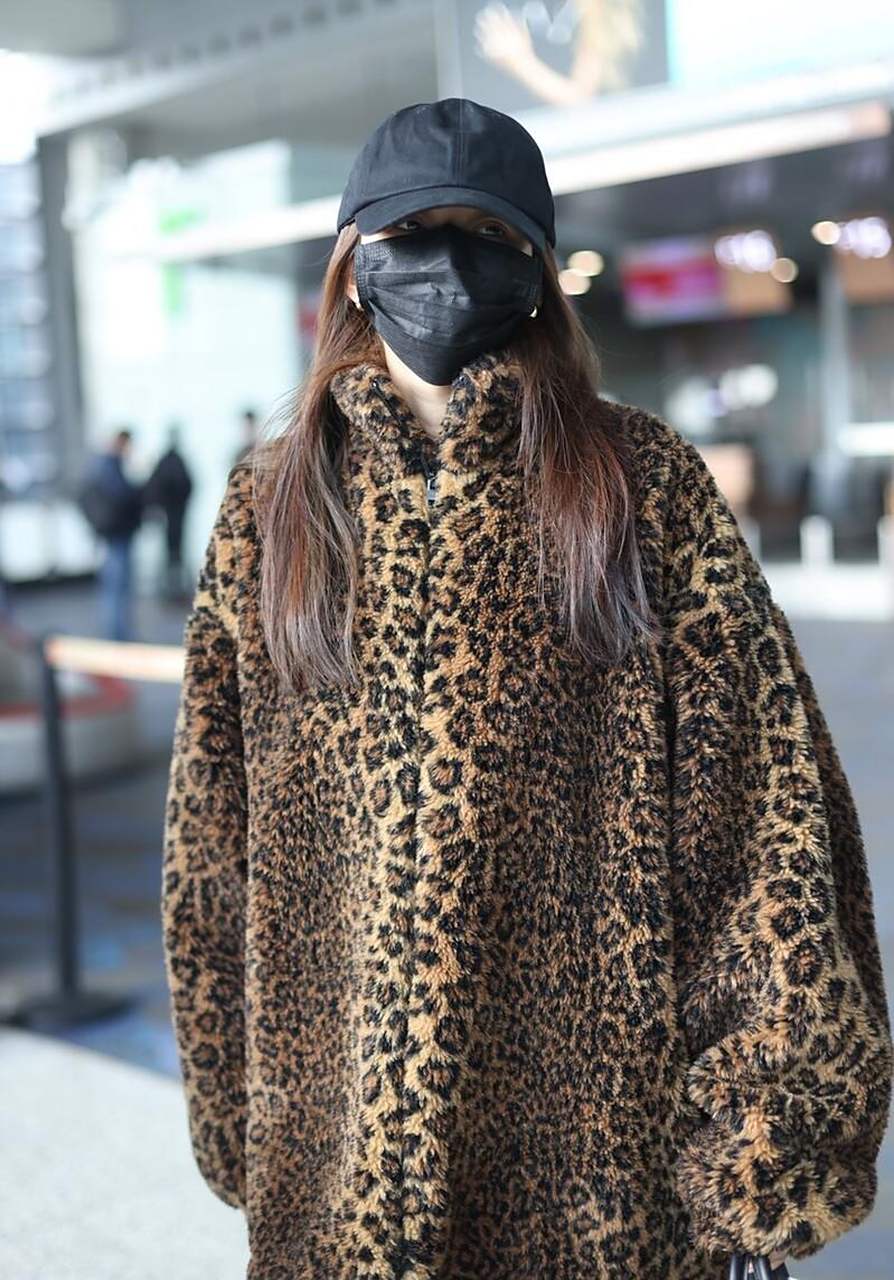 孙怡机场街拍 豹纹毛绒外套 喇叭裤 goyard包袋轻松休闲