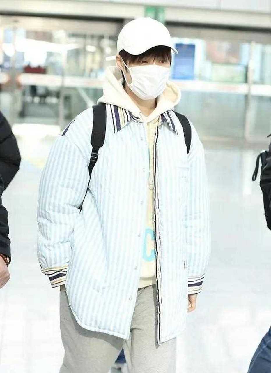 李宇现身北京机场,一身中性风穿搭,休闲时尚.