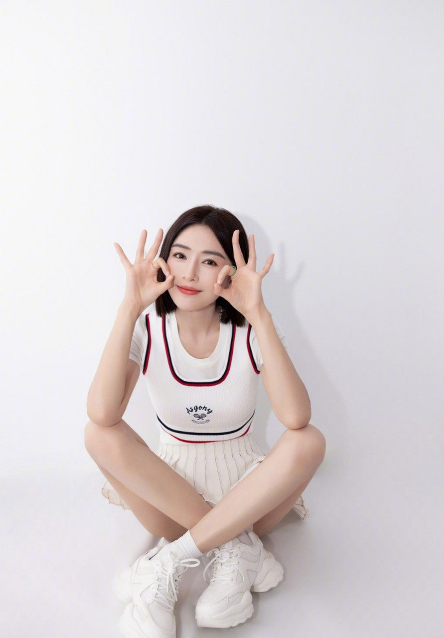 星闻#  秦岚白墙,白裙,白袜,白鞋搭配乌黑短发.