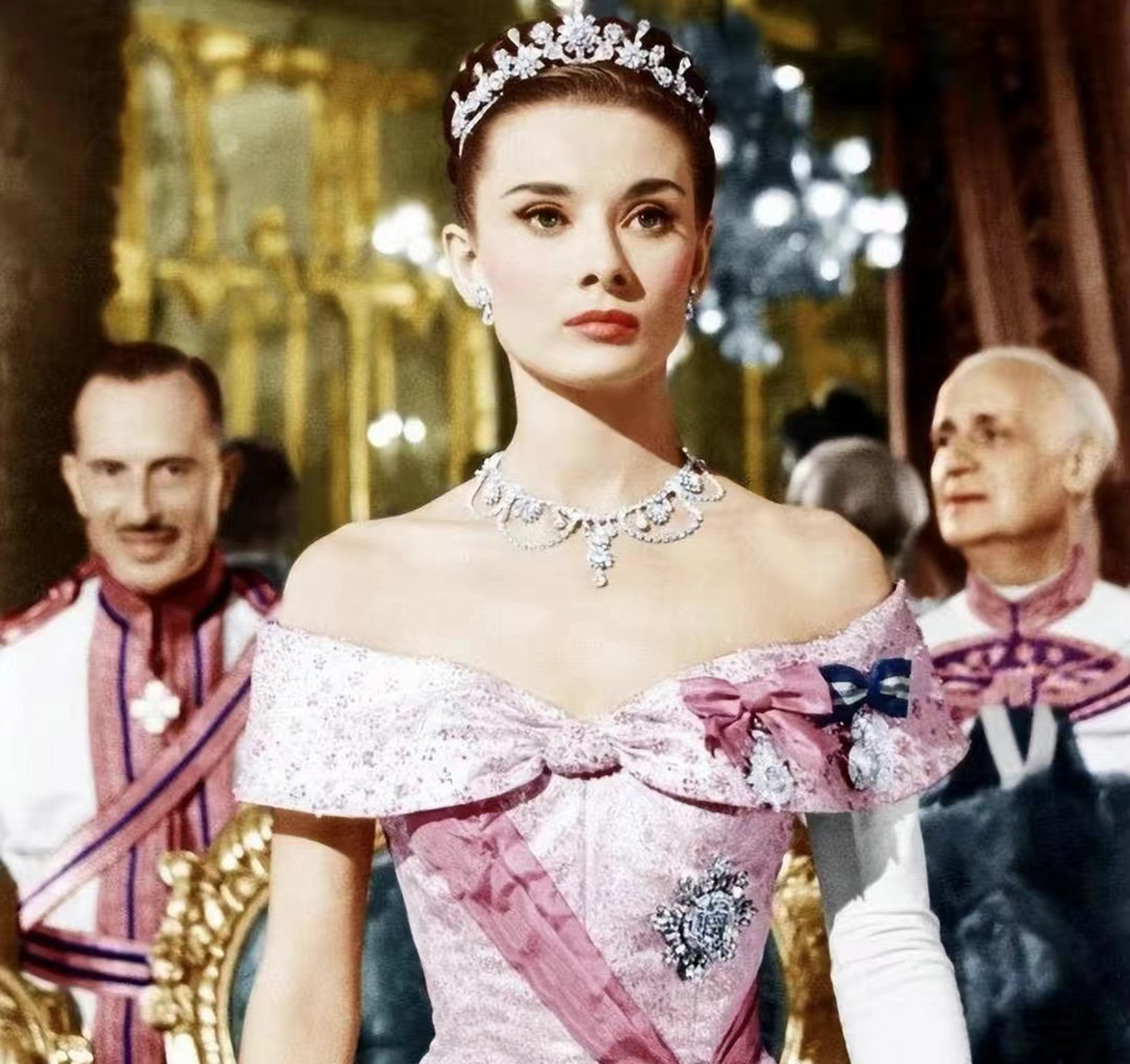 奥黛丽赫本与玛丽莲梦露都曾是肯尼迪总统的情人,赫本清纯孤傲,梦露