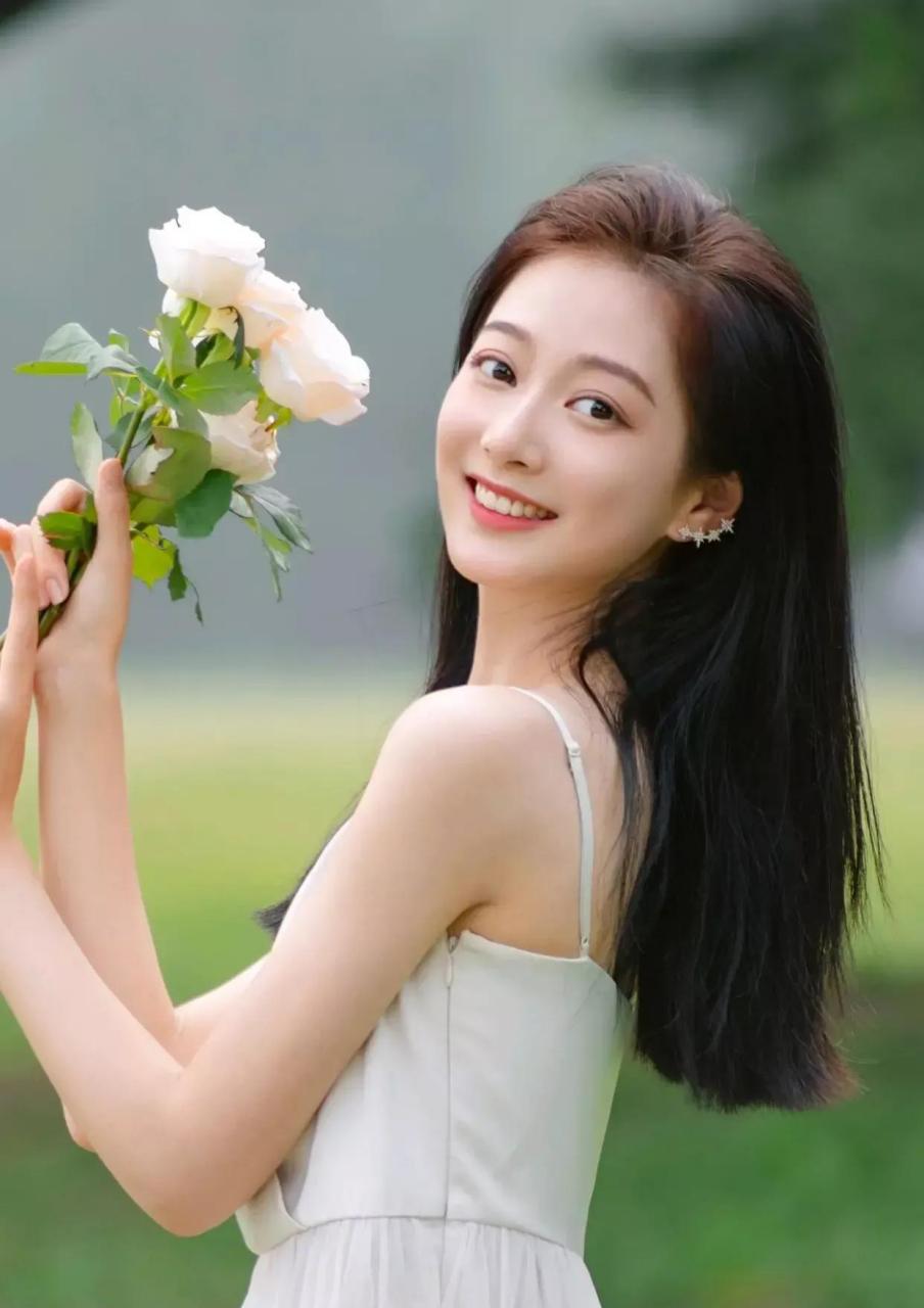 领诵员冯琳火了, 从小是学霸,还是中国传媒大学校花,有颜又有才